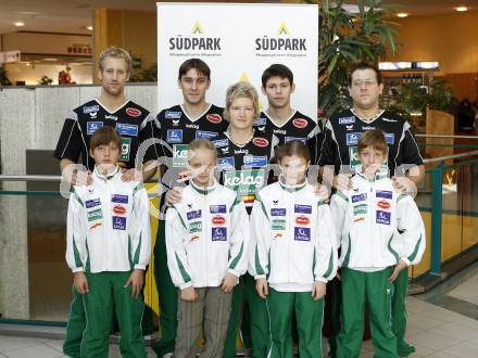 Badminton Bundesliga. ASKOE Kelag Kaernten. Michael Trojan, Vladimir Metodiev Vangelov, Maja Kersnik, Stiliyan Makarski, Peter Kreulitsch; vorne vl.: Patrick, Laura, Conny, Philipp. Klagenfurt, 11.10.2008.
Foto: Kuess

---
pressefotos, pressefotografie, kuess, qs, qspictures, sport, bild, bilder, bilddatenbank