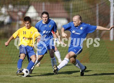 Fussball. Kaerntner Liga. Sittersdorf gegen VSV. Nuhanovic Samir (Sittersdorf), Schuri Arno, Morak Andreas  (VSV). Sittersdorf, 12.10.2008.
Foto: Kuess
---
pressefotos, pressefotografie, kuess, qs, qspictures, sport, bild, bilder, bilddatenbank