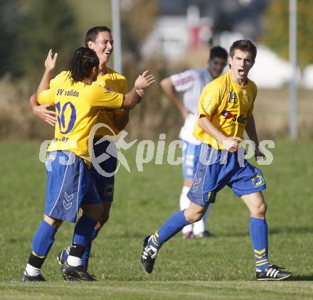 Fussball. Kaerntner Liga. Sittersdorf gegen VSV. Torjubel Nuhanovic Samir, Petricevic Marko, Hadzisulejmanovic Admir (Sittersdorf). Sittersdorf, 12.10.2008.
Foto: Kuess
---
pressefotos, pressefotografie, kuess, qs, qspictures, sport, bild, bilder, bilddatenbank