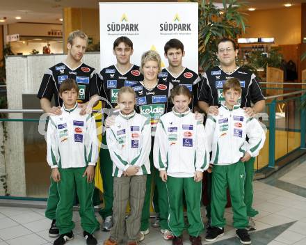 Badminton Bundesliga. ASKOE Kelag Kaernten. Michael Trojan, Vladimir Metodiev Vangelov, Maja Kersnik, Stiliyan Makarski, Peter Kreulitsch; vorne vl.:  Patrick, Laura, Conny, Philipp. Klagenfurt, 11.10.2008.
Foto: Kuess

---
pressefotos, pressefotografie, kuess, qs, qspictures, sport, bild, bilder, bilddatenbank