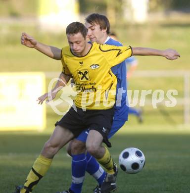 Fussball Unterliga West. Magdalener SC gegen SV Sachsenburg. Christoph Stattmann (Magdalen), Mario Zagler (Sachsenburg). Magdalen, am 12.10.2008.
Foto: Kuess  
---
pressefotos, pressefotografie, kuess, qs, qspictures, sport, bild, bilder, bilddatenbank