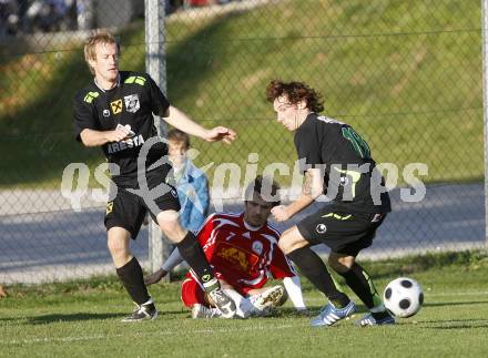 Fussball Kaerntner Liga. St. Stefan/Lav. gegen Voelkermarkt. Christian Samitsch, Rok Pavlicic (St. Stefan), Bernhard Kitz (Voelermarkt). St. Stefan, am 18.10.2008.
Foto: Kuess 
---
pressefotos, pressefotografie, kuess, qs, qspictures, sport, bild, bilder, bilddatenbank