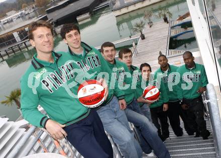 Basketball. Pressekonferenz Woerthersee Piraten. Matthias Fischer, Erik Rhinehart, Selmir Husanovic, Rashid Mahalbasic, Andreas Kuttnig, Michael Harper, Brandon Hartley.
Klagenfurt, 23. 10.2008.
Foto: Kuess
---
pressefotos, pressefotografie, kuess, qs, qspictures, sport, bild, bilder, bilddatenbank