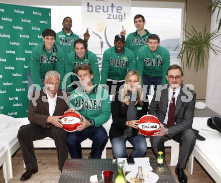 Basketball. Pressekonferenz Woerthersee Piraten. Erik Rhinehart, Michael Harper, Andreas Kuttnig, Brandon Hartley, Rashid Mahalbasic, Selmir Husanovic, Landessportdirektor Reinhard Tellian, Matthias Fischer, Guenther Offner.
Klagenfurt, 23. 10.2008.
Foto: Kuess
---
pressefotos, pressefotografie, kuess, qs, qspictures, sport, bild, bilder, bilddatenbank