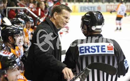 EBEL. Eishockey Bundesliga. KAC gegen  EC GRAZ 99ers. Spielerbank,  Trainer Bill Gilligan, Schiedsrichter (Graz). Klagenfurt, am 24.10.2008.
Foto: Kuess 

---
pressefotos, pressefotografie, kuess, qs, qspictures, sport, bild, bilder, bilddatenbank