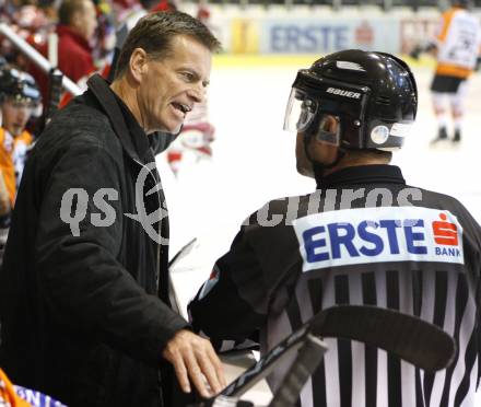 EBEL. Eishockey Bundesliga. KAC gegen  EC GRAZ 99ers. Trainer Bill Gilligan (Graz), Schiedsrichter. Klagenfurt, am 24.10.2008.
Foto: Kuess 

---
pressefotos, pressefotografie, kuess, qs, qspictures, sport, bild, bilder, bilddatenbank