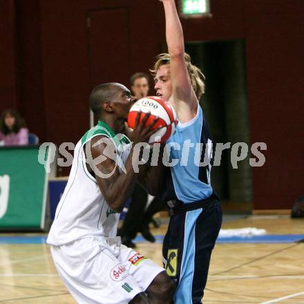 Basketball Bundesliga. Woerthersee Piraten gegen UBC St. Poelten. Brandon Hartley (Piraten), David Jandl (St. Poelten).  Klagenfurt, 26.10.2008
Foto: Nadja Kuess

---
pressefotos, pressefotografie, kuess, qs, qspictures, sport, bild, bilder, bilddatenbank