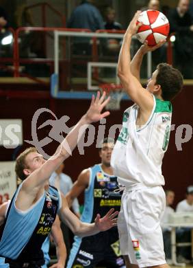 Basketball Bundesliga. Woerthersee Piraten gegen UBC St. Poelten. Marco Breithuber  (Piraten), Jurica Drazovic (St. Poelten).  Klagenfurt, 26.10.2008
Foto: Nadja Kuess

---
pressefotos, pressefotografie, kuess, qs, qspictures, sport, bild, bilder, bilddatenbank