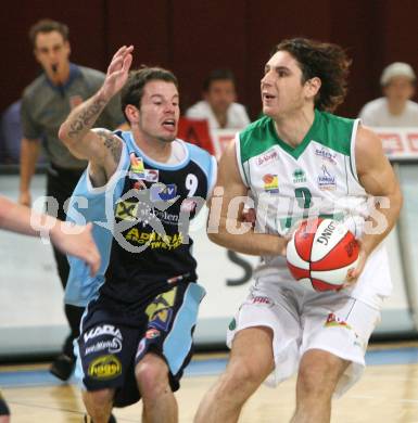 Basketball Bundesliga. Woerthersee Piraten gegen UBC St. Poelten. Andreas Kuttnig  (Piraten), Stefan Kerschbaumer (St. Poelten).  Klagenfurt, 26.10.2008
Foto: Nadja Kuess

---
pressefotos, pressefotografie, kuess, qs, qspictures, sport, bild, bilder, bilddatenbank