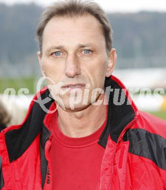 Fussball OEFB Frauenliga. FC St. Veit/Glan gegen ASK Erlaa. Trainer Hans Groess (St. Veit). St. Veit, am 25.10.2008.
Foto: Kuess
---
pressefotos, pressefotografie, kuess, qs, qspictures, sport, bild, bilder, bilddatenbank