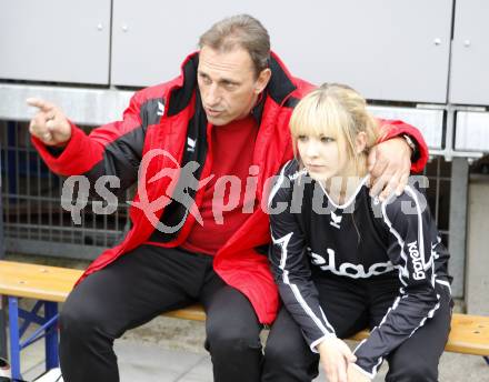 Fussball OEFB Frauenliga. FC St. Veit/Glan gegen ASK Erlaa. Trainer Hans Groess, Andrea Partl (St. Veit). St. Veit, am 25.10.2008.
Foto: Kuess
---
pressefotos, pressefotografie, kuess, qs, qspictures, sport, bild, bilder, bilddatenbank