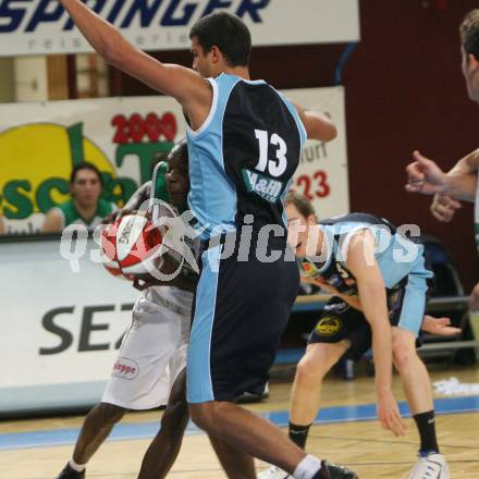 Basketball Bundesliga. Woerthersee Piraten gegen UBC St. Poelten. Brandon Hartley,  (Piraten), Danilo Sibalic (St. Poelten).  Klagenfurt, 26.10.2008
Foto: Nadja Kuess

---
pressefotos, pressefotografie, kuess, qs, qspictures, sport, bild, bilder, bilddatenbank