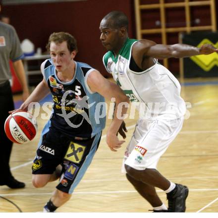 Basketball Bundesliga. Woerthersee Piraten gegen UBC St. Poelten. Brandon Hartley (Piraten), Thomas Schreiner (St. Poelten).  Klagenfurt, 26.10.2008
Copyright Kuess

---
pressefotos, pressefotografie, kuess, qs, qspictures, sport, bild, bilder, bilddatenbank