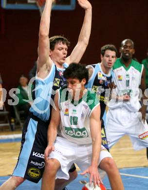 Basketball Bundesliga. Woerthersee Piraten gegen UBC St. Poelten. Erik Rhinehart (Piraten), Martin Speiser (St. Pölten).  Klagenfurt, 26.10.2008
Copyright Kuess

---
pressefotos, pressefotografie, kuess, qs, qspictures, sport, bild, bilder, bilddatenbank