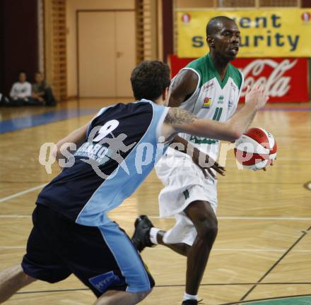 Basketball Bundesliga. Woerthersee Piraten gegen UBC St. Poelten. Brandon Hartley (Piraten), Stefan Kerschbaumer (St. Poelten)..  Klagenfurt, 26.10.2008
Copyright Kuess

---
pressefotos, pressefotografie, kuess, qs, qspictures, sport, bild, bilder, bilddatenbank