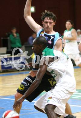 Basketball Bundesliga. Woerthersee Piraten gegen UBC St. Poelten. Brandon Hartley  (Piraten), Martin Speiser (St. Poelten).  Klagenfurt, 26.10.2008
Foto: Nadja Kuess

---
pressefotos, pressefotografie, kuess, qs, qspictures, sport, bild, bilder, bilddatenbank