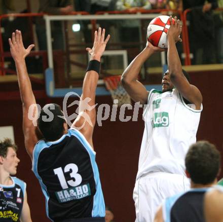 Basketball Bundesliga. Woerthersee Piraten gegen UBC St. Poelten. Michael Harper  (Piraten), Danilo Sibalic (St. Poelten).  Klagenfurt, 26.10.2008
Foto: Nadja Kuess

---
pressefotos, pressefotografie, kuess, qs, qspictures, sport, bild, bilder, bilddatenbank