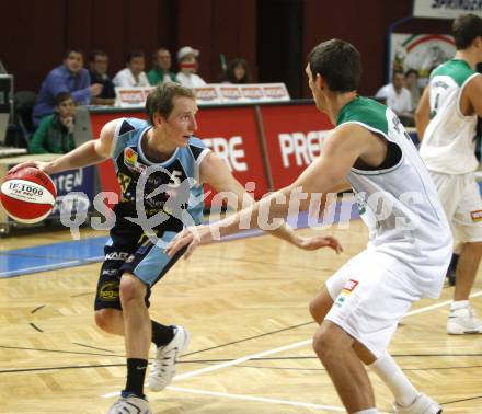 Basketball Bundesliga. Woerthersee Piraten gegen UBC St. Poelten. Selmir Husanovic  (Piraten), Thomas Schreiner (St. Poelten).  Klagenfurt, 26.10.2008
Copyright Kuess

---
pressefotos, pressefotografie, kuess, qs, qspictures, sport, bild, bilder, bilddatenbank