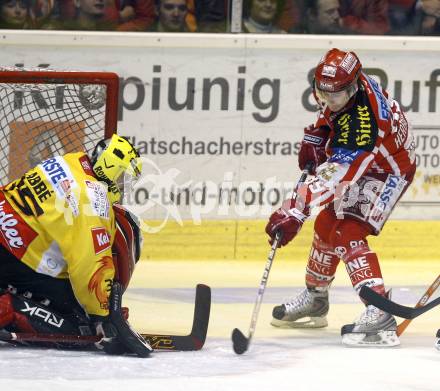 EBEL. Eishockey Bundesliga. KAC gegen Vienna Capitals. Raphael Herburger, (KAC), Jean-Francois Labbe (Vienna). Klagenfurt, am 28.10.2008.
Foto: Kuess 

---
pressefotos, pressefotografie, kuess, qs, qspictures, sport, bild, bilder, bilddatenbank