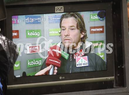 Fussball. Tipp3-Bundesliga. SK Austria Kelag Kaernten  gegen Rapid Wien. Trainer Frenkie Schinkels im Fernsehen (Austria Kaernten). Klagenfurt, 4.11.2008. 
Copyright Kuess

---
pressefotos, pressefotografie, kuess, qs, qspictures, sport, bild, bilder, bilddatenbank