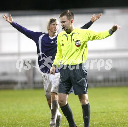 Fussball. Regionalliga. FC Kaernten gegen ASK Voitsberg. Hans Christian Rabl (FCK), Schiedsrichter Dieter Muckenhammer.
Klagenfurt, 7.11.2008
Copyright Kuess

---
pressefotos, pressefotografie, kuess, qs, qspictures, sport, bild, bilder, bilddatenbank