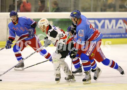 Eishockey Oberliga. Tarco Woelfe gegen ATSE Graz. Peter Mateicka (Tarco), Florian Hutzl (Graz).
Klagenfurt, 8.11.2008
Foto: Nadja Kuess

---
pressefotos, pressefotografie, kuess, qs, qspictures, sport, bild, bilder, bilddatenbank