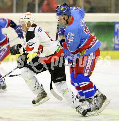 Eishockey Oberliga. Tarco Woelfe gegen ATSE Graz. Peter Mateicka (Tarco), Florian Hutzl (Graz).
Klagenfurt, 8.11.2008
Foto: Nadja Kuess

---
pressefotos, pressefotografie, kuess, qs, qspictures, sport, bild, bilder, bilddatenbank