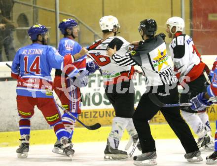 Eishockey Oberliga. Tarco Woelfe gegen ATSE Graz. Schlaegerei, Rauferei. Manuel Ferrara, Markus Zechner (Tarco), Roman Klicznik (Graz).
Klagenfurt, 8.11.2008
Foto: Nadja Kuess

---
pressefotos, pressefotografie, kuess, qs, qspictures, sport, bild, bilder, bilddatenbank