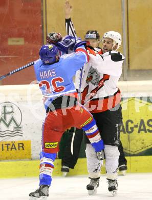 Eishockey Oberliga. Tarco Woelfe gegen ATSE Graz. Manuel Ferrara (Tarco), Christoph Haas (Graz).
Klagenfurt, 8.11.2008
Foto: Nadja Kuess

---
pressefotos, pressefotografie, kuess, qs, qspictures, sport, bild, bilder, bilddatenbank