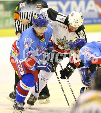 Eishockey Oberliga. Tarco Woelfe gegen ATSE Graz. Bruno Tarmann (Tarco), Peter Preis (Graz).
Klagenfurt, 8.11.2008
Foto: Nadja Kuess

---
pressefotos, pressefotografie, kuess, qs, qspictures, sport, bild, bilder, bilddatenbank