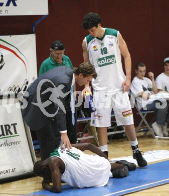 Basketball. Bundesliga. Kelag Woerthersee Piraten gegen BasketClubs Vienna. Brandon Hartley verletzt, Trainer Matthias Fischer, Erik Rhinehart (Piraten). Klagenfurt, 8.11.2008
Copyright Kuess

---
pressefotos, pressefotografie, kuess, qs, qspictures, sport, bild, bilder, bilddatenbank