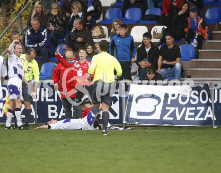 Fussball. Regionalliga. SAK gegen TSV Hartberg. Christian Hutter (SAK), verletzt am Boden nach einem Crash mit einer Anzeigentafel.
Klagenfurt, 8.11.2008
Copyright Kuess

---
pressefotos, pressefotografie, kuess, qs, qspictures, sport, bild, bilder, bilddatenbank