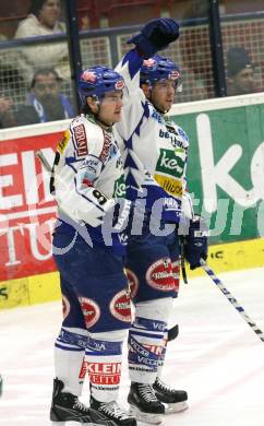 EBEL. Eishockey Bundesliga. EC Pasut VSV gegen HDD TILIA Olimpija Ljubljana (Laibach). Torjubel Jonathan Ferland, Dan Cavanaugh (VSV). Villach, am 11.11.2008.
Foto: Nadja Kuess
---
pressefotos, pressefotografie, kuess, qs, qspictures, sport, bild, bilder, bilddatenbank