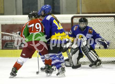 Dameneishockey. DEBL. DEC Dragons Klagenfurt gegen Gipsy Girls Villach. Carina Arneitz  (Dragons), Lisa Orel, Anja Jersin (Gipsy Girls). Klagenfurt, 11.11.2008.
Foto: Kuess
---
pressefotos, pressefotografie, kuess, qs, qspictures, sport, bild, bilder, bilddatenbank