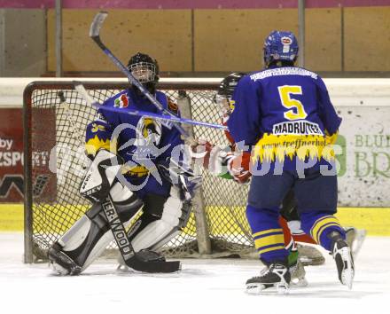 Dameneishockey. DEBL. DEC Dragons Klagenfurt gegen Gipsy Girls Villach. Nicole Weiss (Dragons), Anja Jersin, Madrutter Claudia (Gipsy Girls). Klagenfurt, 11.11.2008.
Foto: Kuess
---
pressefotos, pressefotografie, kuess, qs, qspictures, sport, bild, bilder, bilddatenbank