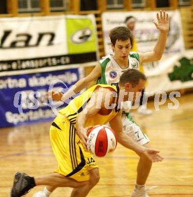 Basketball Kaerntner Liga. KOS gegen ABC Villach. Rok Papic (KOS), Georg Seidel (Villach). Klagenfurt, am 13.11.2008.
Foto: Kuess

---
pressefotos, pressefotografie, kuess, qs, qspictures, sport, bild, bilder, bilddatenbank