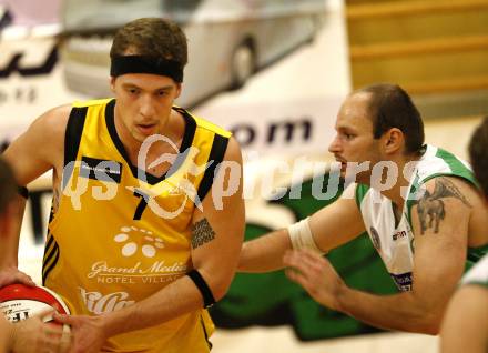 Basketball Kaerntner Liga. KOS gegen ABC Villach. Orion Kodemo (KOS),  Markus Pachernig (Villach). Klagenfurt, am 13.11.2008.
Foto: Kuess

---
pressefotos, pressefotografie, kuess, qs, qspictures, sport, bild, bilder, bilddatenbank