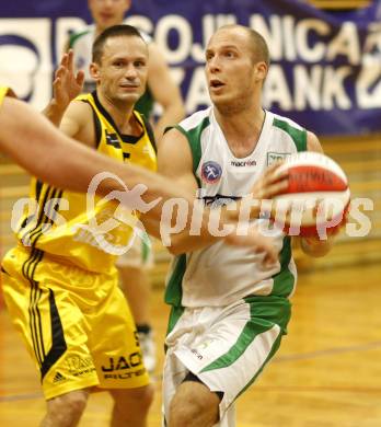 Basketball Kaerntner Liga. KOS gegen ABC Villach. Davor Sattler (KOS), Georg Seidel (Villach). Klagenfurt, am 13.11.2008.
Foto: Kuess

---
pressefotos, pressefotografie, kuess, qs, qspictures, sport, bild, bilder, bilddatenbank