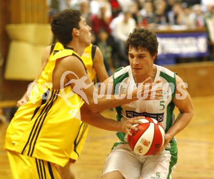 Basketball Kaerntner Liga. KOS gegen ABC Villach. Nikola Toljic (KOS), Michael Stoecklmayr (Villach). Klagenfurt, am 13.11.2008.
Foto: Kuess

---
pressefotos, pressefotografie, kuess, qs, qspictures, sport, bild, bilder, bilddatenbank