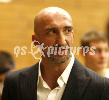 Basketball Kaerntner Liga. KOS gegen ABC Villach. Trainer Nenad Videka (KOS). Klagenfurt, am 13.11.2008.
Foto: Kuess

---
pressefotos, pressefotografie, kuess, qs, qspictures, sport, bild, bilder, bilddatenbank