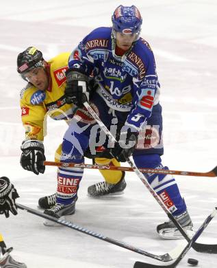 EBEL. Eishockey Bundesliga. EC Pasut VSV gegen EV Vienna Capitals. RAFFL Thomas (VSV), DOLEZAL Christian (Capitals). Villach, am 21.11.2008.
Foto: Kuess

---
pressefotos, pressefotografie, kuess, qs, qspictures, sport, bild, bilder, bilddatenbank