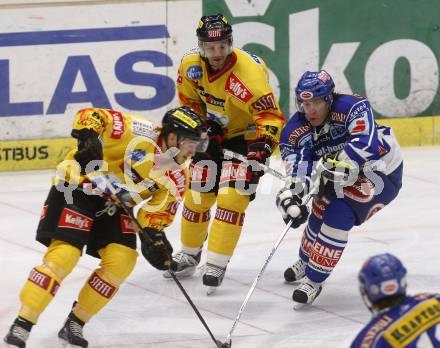 EBEL. Eishockey Bundesliga. EC Pasut VSV gegen EV Vienna Capitals. SANDROCK Robby (VSV), LEBEAU Patrick, DOLEZAL Christian (Capitals). Villach, am 21.11.2008.
Foto: Kuess

---
pressefotos, pressefotografie, kuess, qs, qspictures, sport, bild, bilder, bilddatenbank