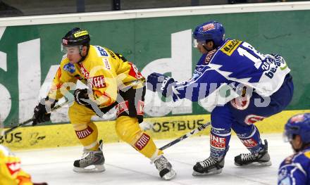 EBEL. Eishockey Bundesliga. EC Pasut VSV gegen EV Vienna Capitals. ORAZE Martin (VSV), ROTTER Rafael (Capitals). Villach, am 21.11.2008.
Foto: Kuess 
Foto: Kuess

---
pressefotos, pressefotografie, kuess, qs, qspictures, sport, bild, bilder, bilddatenbank