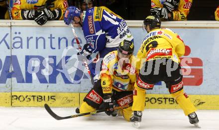 EBEL. Eishockey Bundesliga. EC Pasut VSV gegen EV Vienna Capitals. MAPLETOFT Justin (VSV), WERENKA Darcy, ROTTER Rafael (Capitals). Villach, am 21.11.2008.
Foto: Kuess

---
pressefotos, pressefotografie, kuess, qs, qspictures, sport, bild, bilder, bilddatenbank