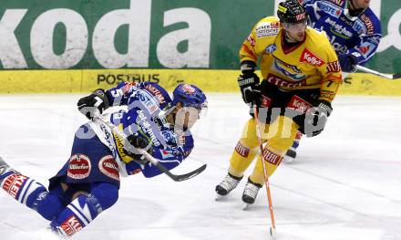 EBEL. Eishockey Bundesliga. EC Pasut VSV gegen EV Vienna Capitals. RAFFL Thomas (VSV), LYNCH Douglas (Capitals). Villach, am 21.11.2008.
Foto: Kuess

---
pressefotos, pressefotografie, kuess, qs, qspictures, sport, bild, bilder, bilddatenbank