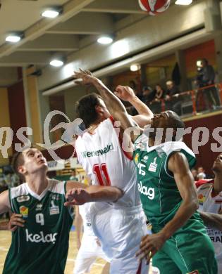 Basketball Bundesliga. Kelag Woerthersee Piraten gegen Traiskirchen Lions. Rasid Mahalbasic, Tim Burnette (Piraten), Deven Anthony Mitchell (Traiskirchen). Klagenfurt, am 24.11.2008.
Foto: Kuess 

---
pressefotos, pressefotografie, kuess, qs, qspictures, sport, bild, bilder, bilddatenbank