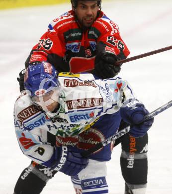 EBEL. Eishockey Bundesliga. EC Pasut VSV gegen HC TWK Innsbruck "Die Haie". Roland Kaspitz, (VSV), Alan Letang (Innsbruck). Villach, am 25.11.2008.
Foto: Kuess 

---
pressefotos, pressefotografie, kuess, qs, qspictures, sport, bild, bilder, bilddatenbank