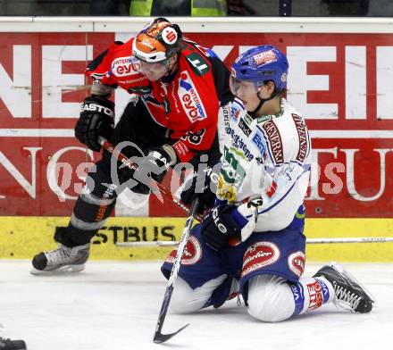 EBEL. Eishockey Bundesliga. EC Pasut VSV gegen HC TWK Innsbruck "Die Haie". Michael Raffl, (VSV),  Martin Pewal (Innsbruck). Villach, am 25.11.2008.
Foto: Kuess 

---
pressefotos, pressefotografie, kuess, qs, qspictures, sport, bild, bilder, bilddatenbank