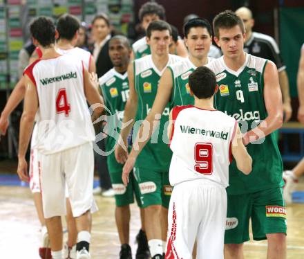 Basketball Bundesliga. Kelag Woerthersee Piraten gegen Traiskirchen Lions. Rasid Mahalbasic, Bernhard Weber, Selmir Husanovic, Tim Burnette (Piraten). Klagenfurt, am 24.11.2008.
Foto: Nadja Kuess
 

---
pressefotos, pressefotografie, kuess, qs, qspictures, sport, bild, bilder, bilddatenbank