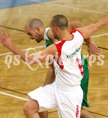 Basketball Bundesliga. Kelag Woerthersee Piraten gegen Traiskirchen Lions. Joachim Buggelsheim (Piraten) David Geisler (Traiskirchen). Klagenfurt, am 24.11.2008.
Foto: Nadja Kuess

---
pressefotos, pressefotografie, kuess, qs, qspictures, sport, bild, bilder, bilddatenbank